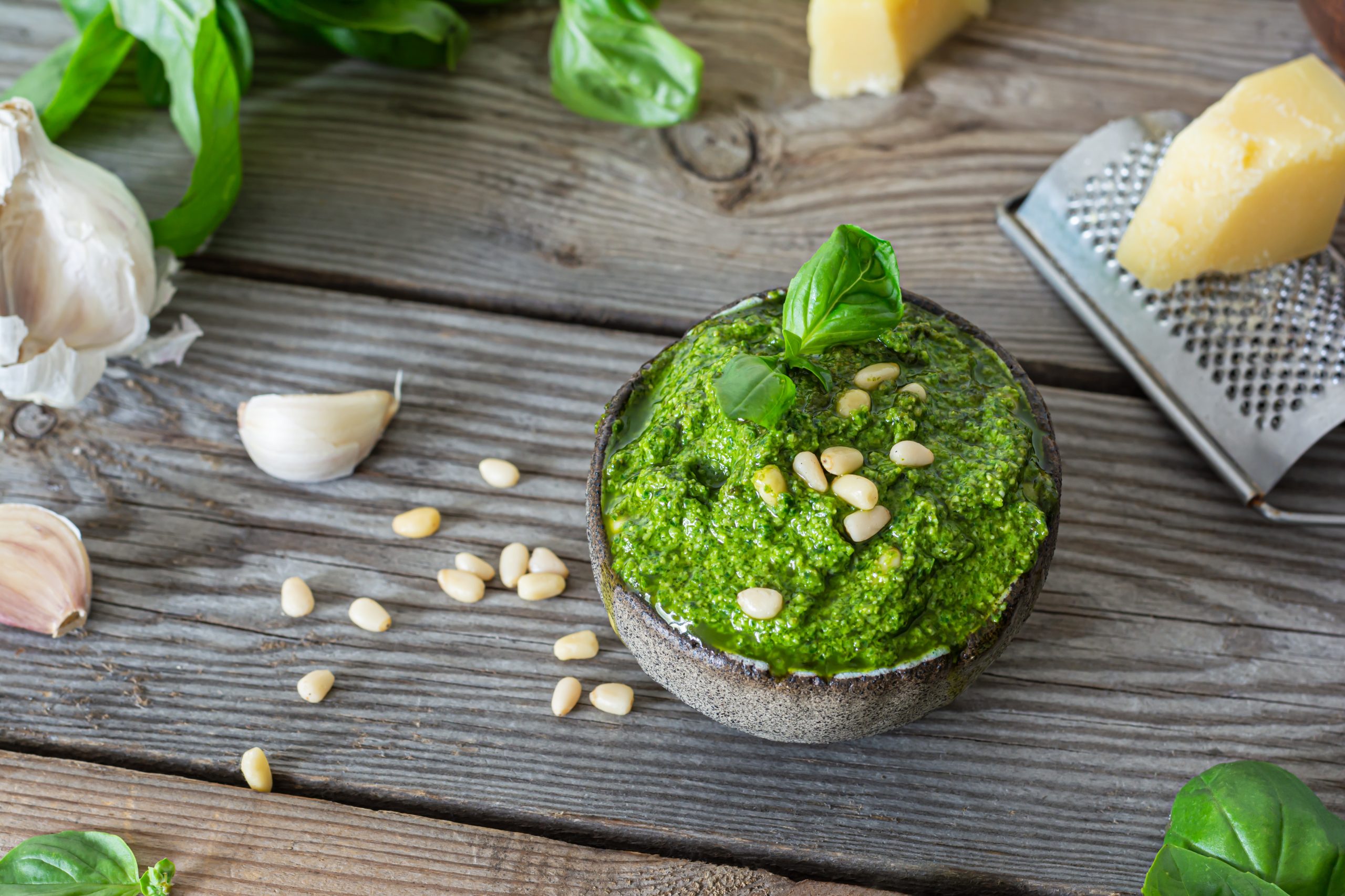 Deze geurige groene pesto zit boordevol verse basilicum en geeft gerechten direct een mediterrane twist.